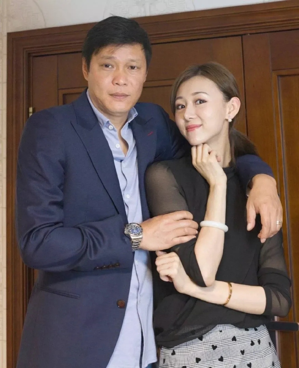 李亚鹏老婆海哈金喜资料（李亚鹏妻子海哈金喜身材高挑，产后依旧迷人，两人生活十分甜蜜） | 说明书网